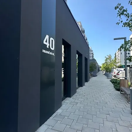 Magnolia Terrace - Free Parking, Family & Sport Friendly Area * 브라티슬라바