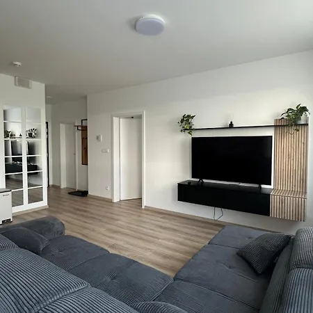 Magnolia Terrace - Free Parking, Family & Sport Friendly Area Pressburg