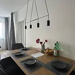 Magnolia Terrace - Free Parking, Family & Sport Friendly Area Apartment *